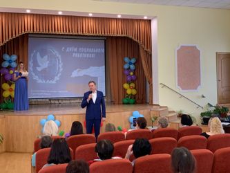 Александр Белов поздравил сотрудников дома-интерната для престарелых и инвалидов с Днем социального работника